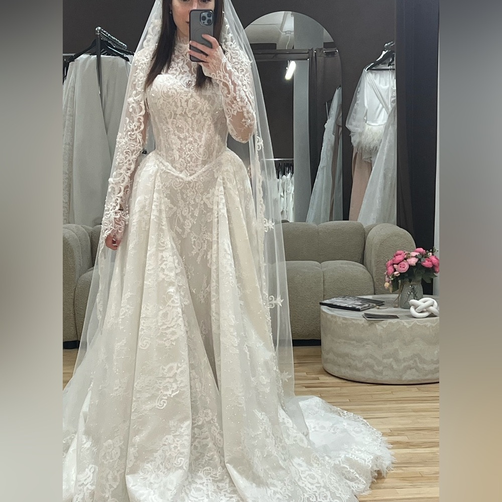 Elegant Lace Wedding Dress with Long Sleeves
